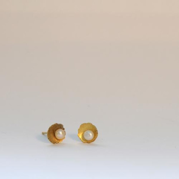 18ct yellow gold earrings with freshwater pearl